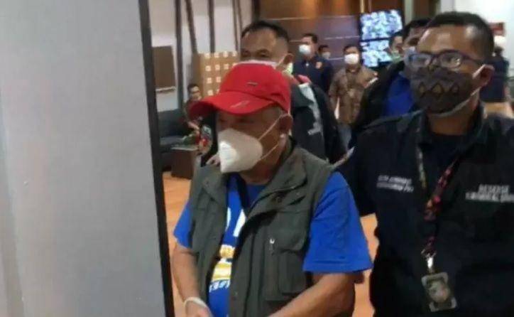 Sub Direktorat Harta dan Benda di Ditreskrimum Polda Metro Jaya menangkap Arifin Wijaya alias Pepen yang buron selama dua bulan setelah ditetapkan sebagai tersangka dalam kasus penipuan senilai Rp11 miliar, Jumat (1/1/2021). (ANTARA/HO-Subdit Harda Ditreskrimum Polda Metro Jaya)