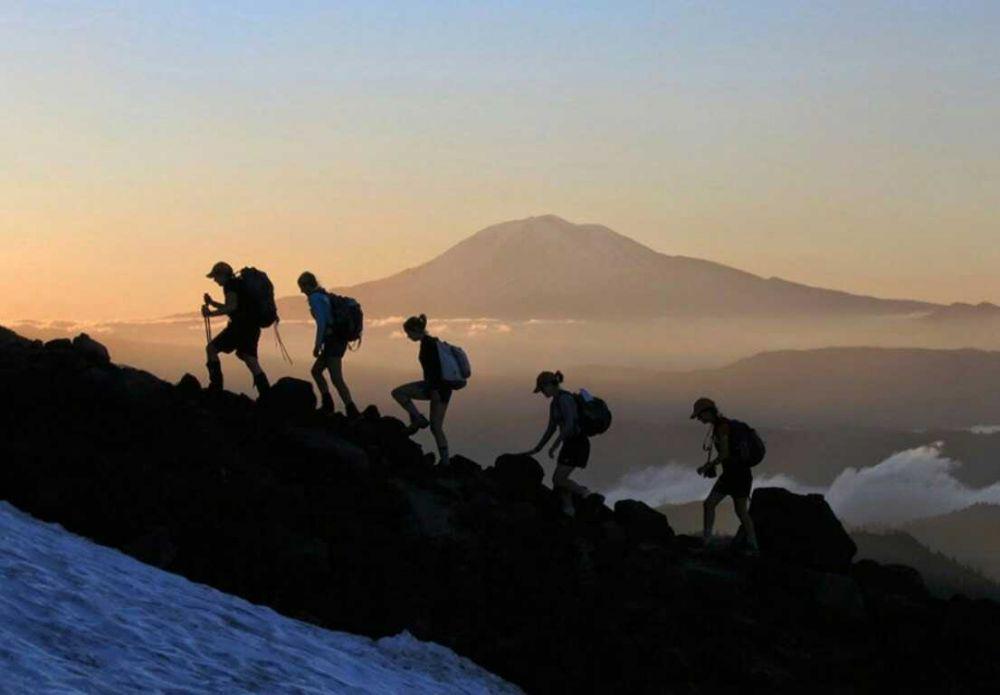 Hobi Naik Gunung? 5 Perlengkapan Ini Wajib Kamu Bawa, Bro!