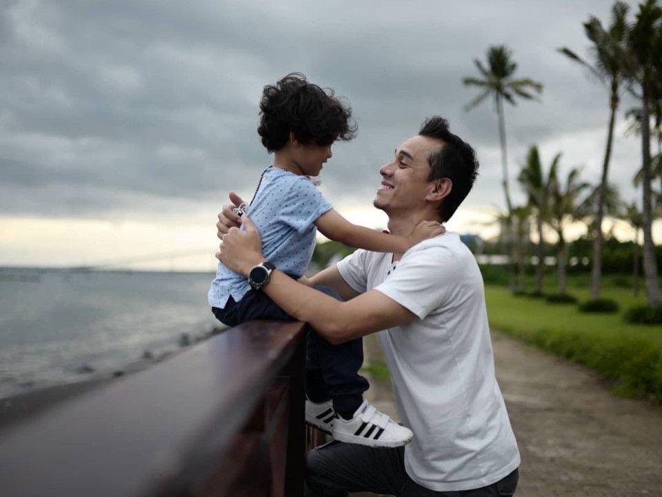 10 Potret Rionaldo Stockhorst Momong Si Bungsu, Ayah Idaman Banget!