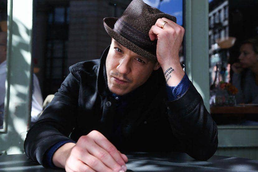 Film Dear Zoe Akan Tayang, 10 Potret Gagah Theo Rossi di Usia 45 Tahun