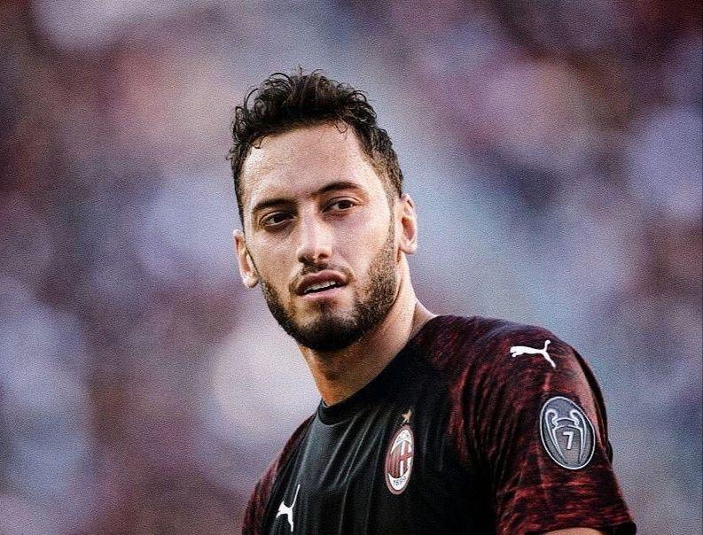 10 Potret Hakan Calhanoglu, Gelandang AC Milan yang Berparas Menawan