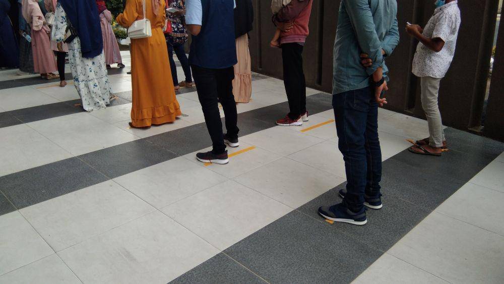 Warga mengantri dengan tetap berjaga jarak sebelum masuk Museum Tsunami Aceh (IDN Times/Saifullah)