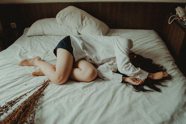 Bisa Picu Depresi, 6 Bahaya Tidur di Pagi Hari yang Harus Kamu Hindari