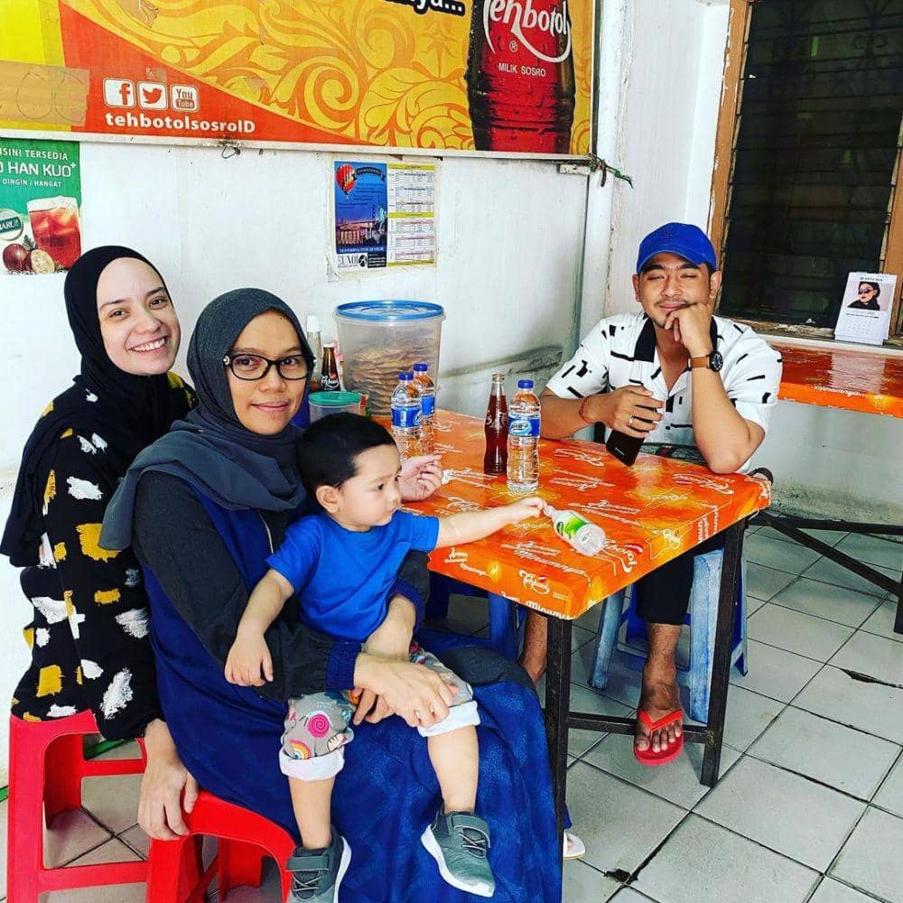 10 Potret Kedekatan Artis Pria & Ibu Mertua, Ada Arya Saloka!