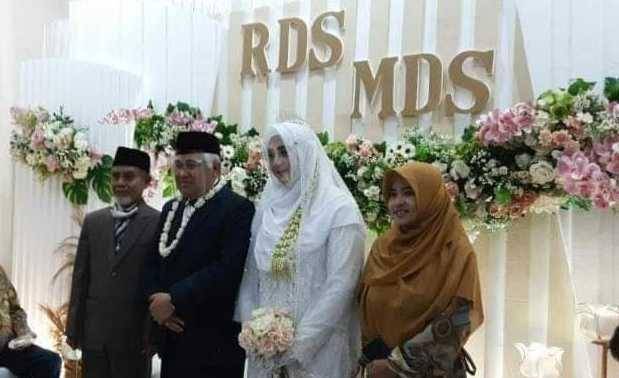 Din Syamsuddin dan istrinya berfoto bersama keluarga. Ist