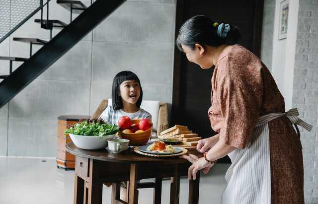 6 Cara Menghadapi Kondisi Dimana Anak Lebih Ingin Dekat sama Pengasuh