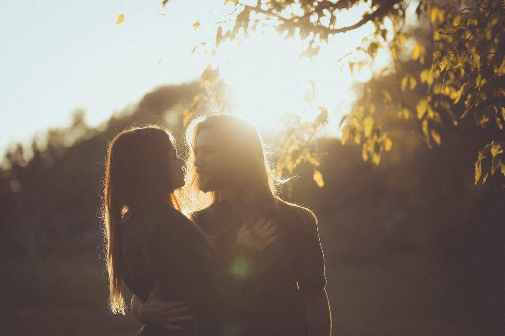 ilustrasi pasangan akan melakukan french kiss (unsplash.com/rave250)