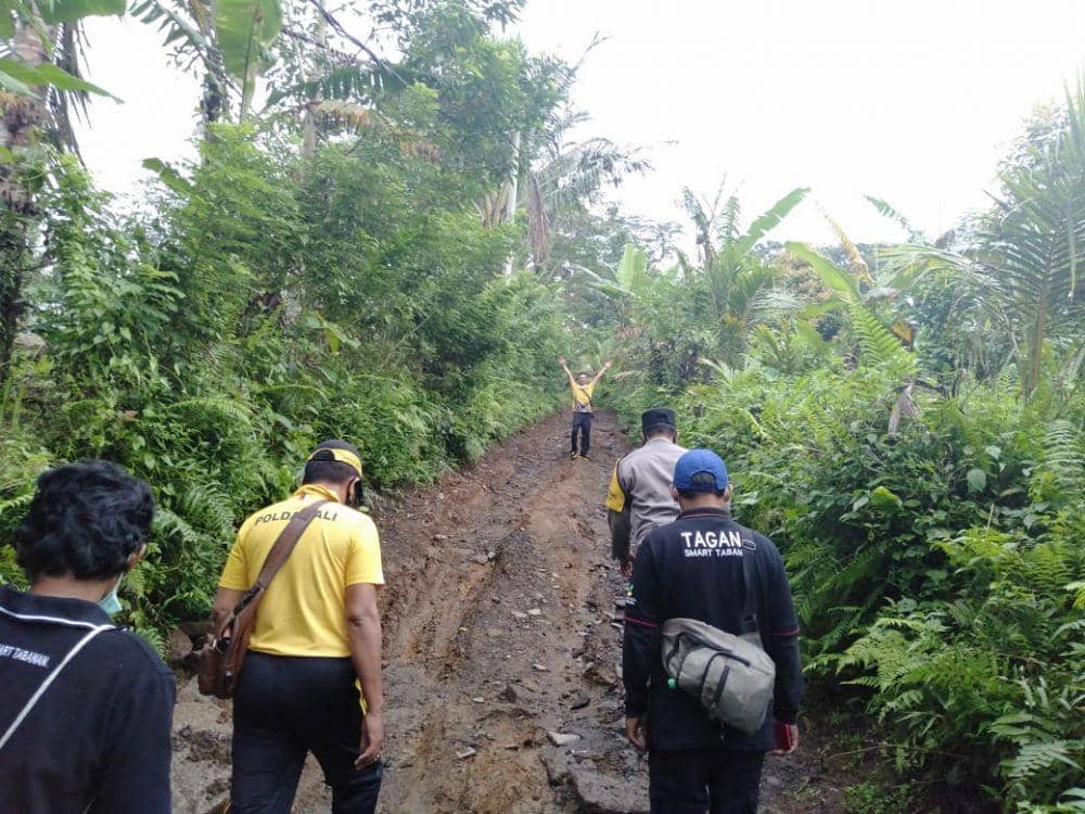 Proses evakuasi kerangka manusia yang ditemukan di tengah hutan lindung Desa Sanda, Kecamatan Pupuan, Kabupaten Tabanan, Provinsi Bali, Sabtu (02/01/2021). (Dok.IDN Times/Polres Tabanan)