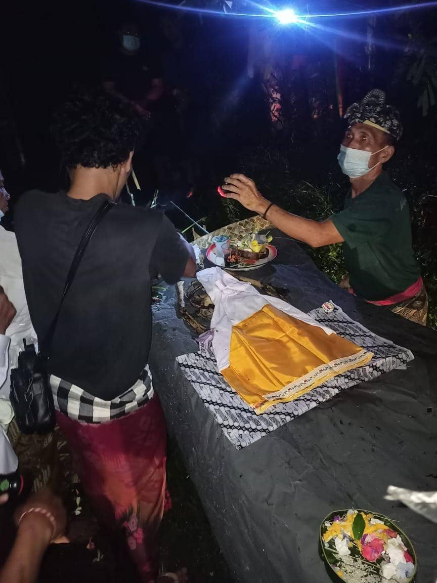 Proses upacara digelar setelah kerangka yang diidentifikasikan sebagai I Made Subawa tersebut berhasil dievakuasi. (IDN Times/Humas Polres Tabanan)
