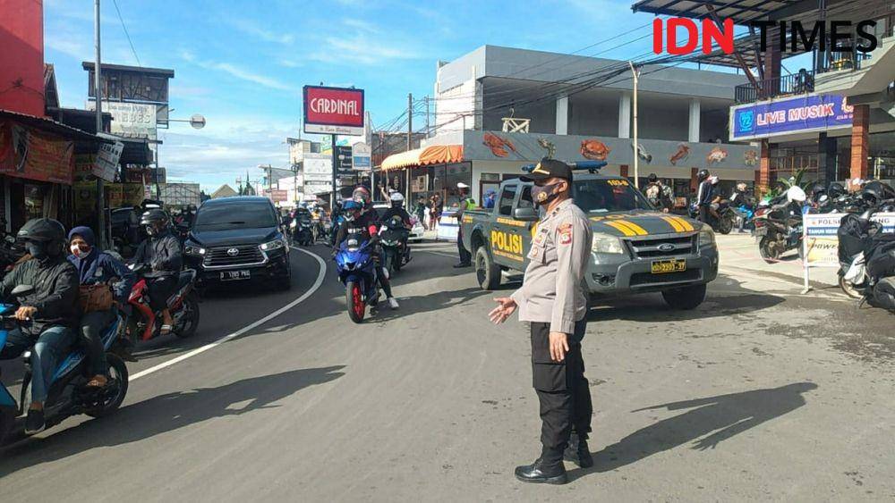 Polisi bubarkan kerumunan pemotor di Lembang. (IDN Times/Bagus F)