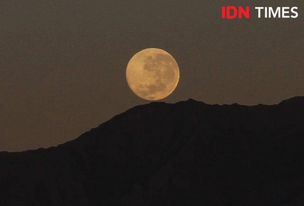 Super Moon di Bromo, Indonesia (IDN Times/Arifin Al Alamudi)