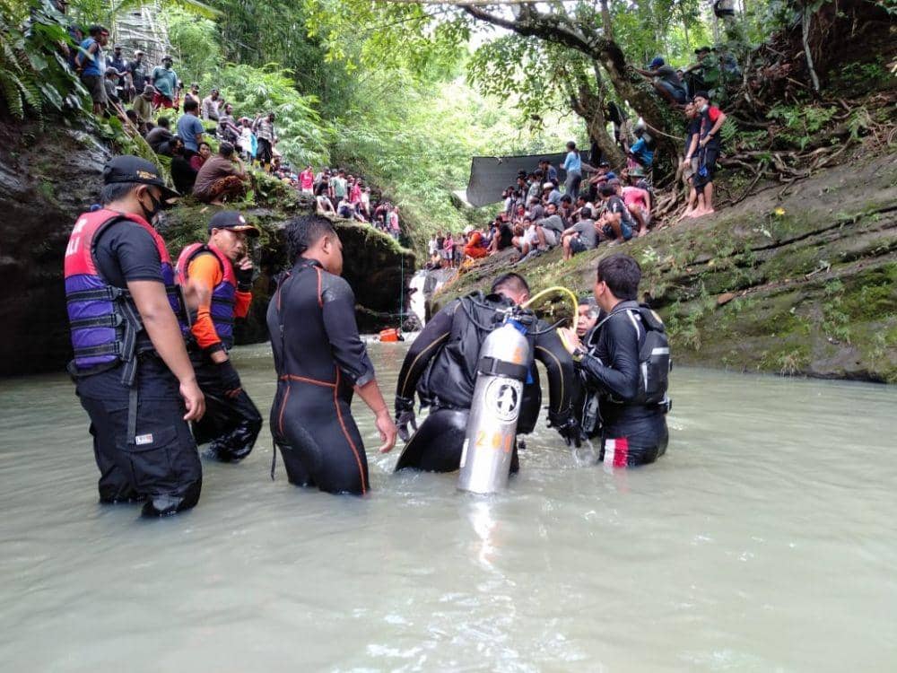 Proses evakuasi kakak beradik yang tenggelam di Sungai Yeh Mekecir, Banjar Sekar Pancasari, Kecamatan Mendoyo. (Dok.IDN Times/Basarnas Bali)