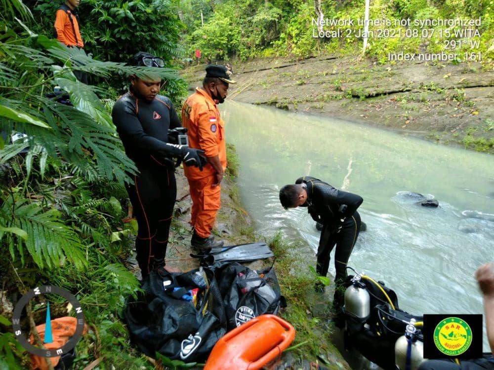 Proses evakuasi kakak beradik yang tenggelam di Sungai Yeh Mekecir, Banjar Sekar Pancasari, Kecamatan Mendoyo. (Dok.IDN Times/Basarnas Bali)