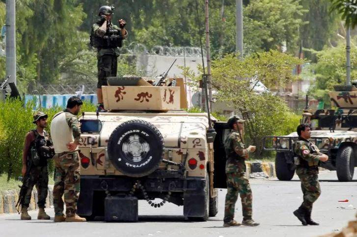 Pasukan keamanan Afganistan tiba pada lokasi serangan di halaman penjara, Jalalabad, (3/8/2020). (ANTARA FOTO/REUTERS/Parwiz/hp/cfo)