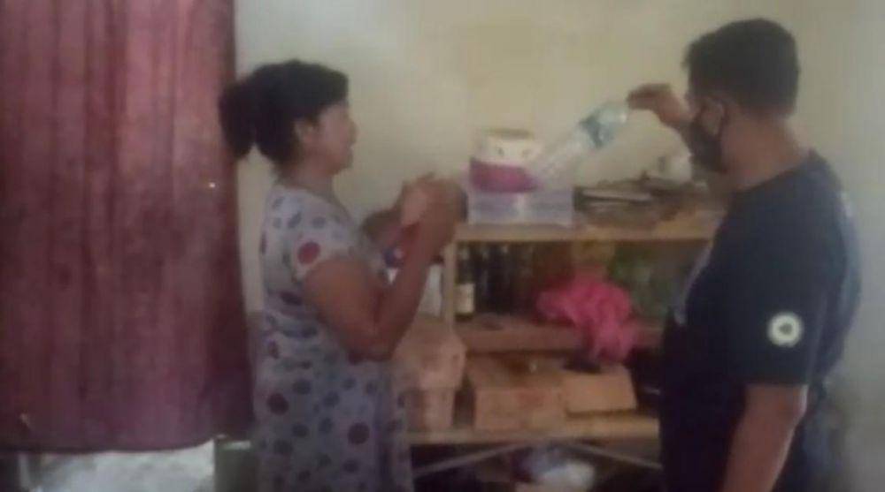 Polisi menggeledah rumah penjual miras, IDN Times/ istimewa