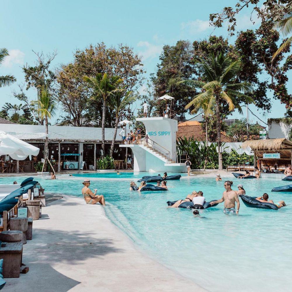 Liburan di Bali Makin Chill dengan Bersantai di 7 Beach Club Ini