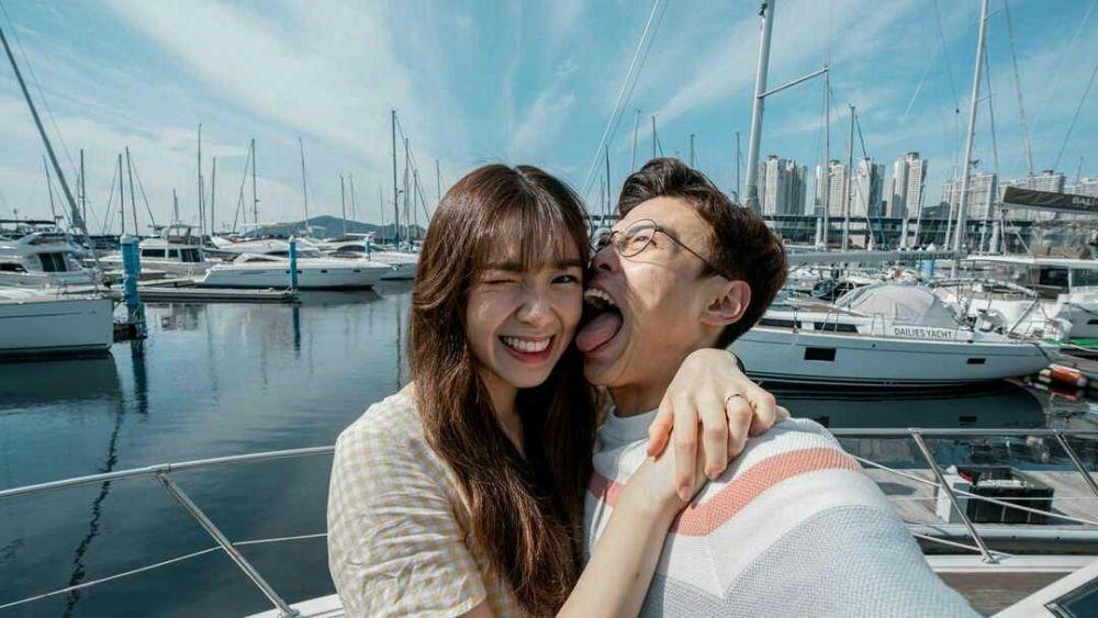 Makin Lengket, Ini 10 Potret Mesra YouTuber Jang Hansol dan Kekasih