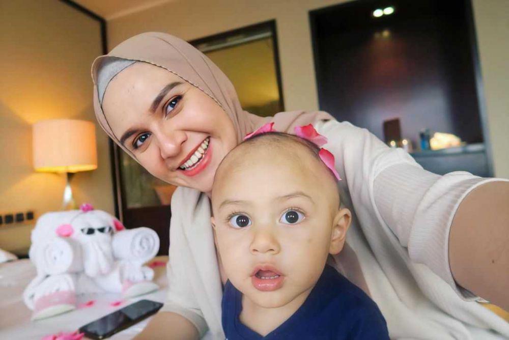 10 Potret Telaten Michella Adlen Mengasuh Putranya, Keibuan Banget!