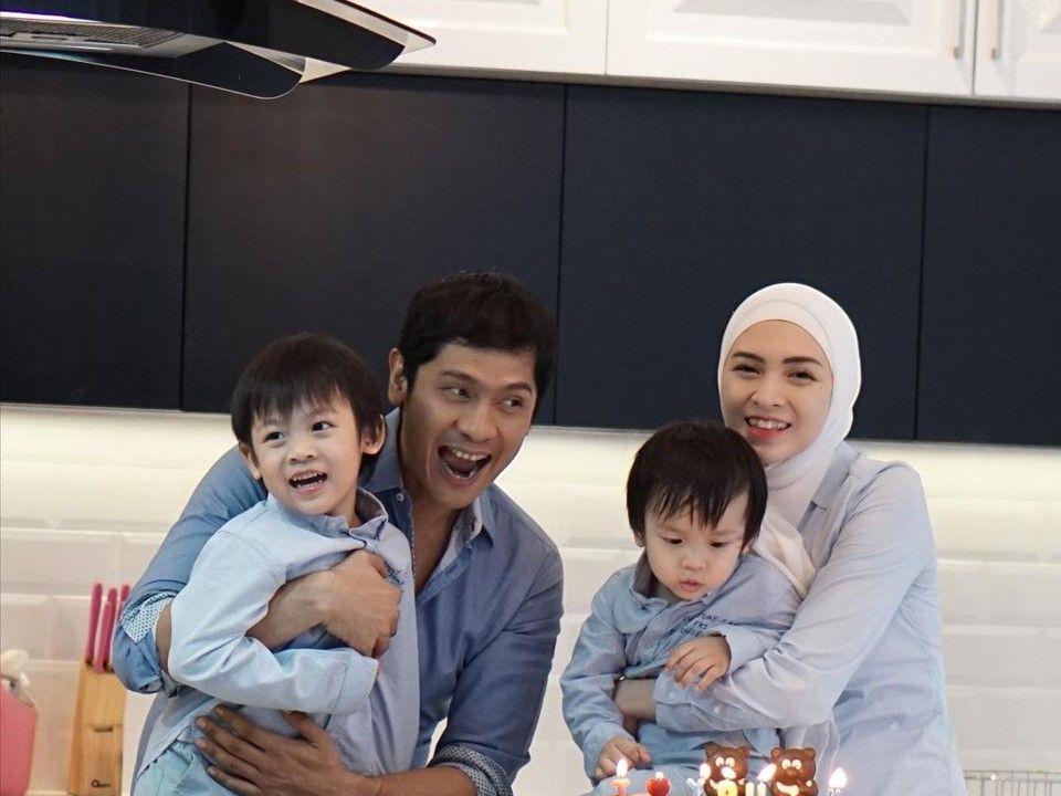 Bebas Gosip Miring! 10 Potret Bahagia Keluarga Adi Nugroho dan Donita