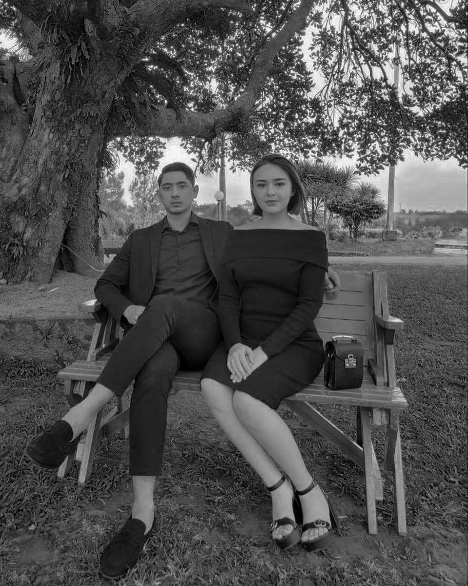 10 Pesona Arya Saloka dalam Konsep Black and White, Karismatik!