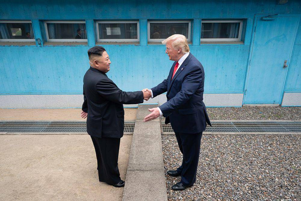 Kim Jong Un berjabat tangan dengan Donald Trump. Sumber: Wikimedia