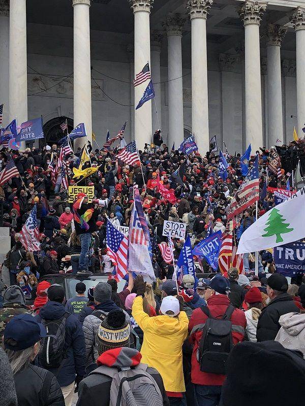 Suasana di depan gedung Capitol yang diserbu oleh para pendukung Trump pada tanggal 6 Januari 2020 waktu setempat. (Twitter.com/MarkFinchem)