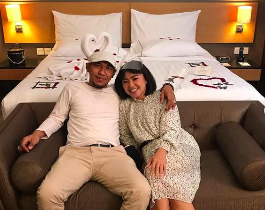 Bak Bulan Madu, 9 Potret Romantis Liburan Mpok Alpa dan Suami