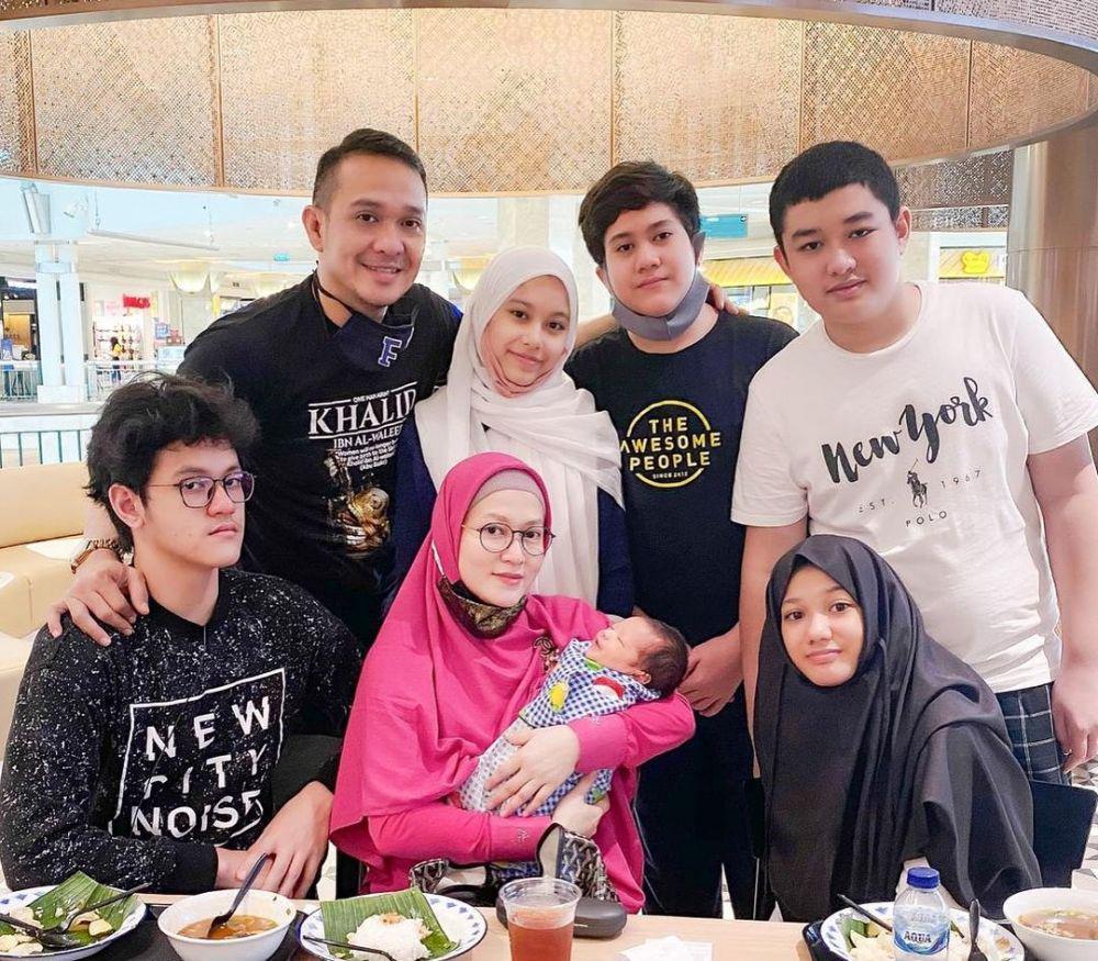 Bahagia di Pernikahan Kedua, 10 Potret Keluarga Fadlan dan Lyra Virna