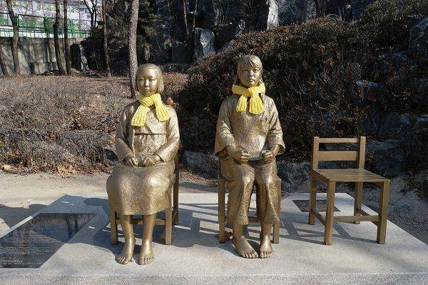 potret patung-patung wanita yang berada di Korea Selatan (pixabay.com/Lisy_)