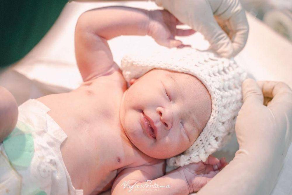 Baby A, anak Bunga Jelitha dan Syamsir Alam. Nafas Pertama via instagram.com/syamsir11alam