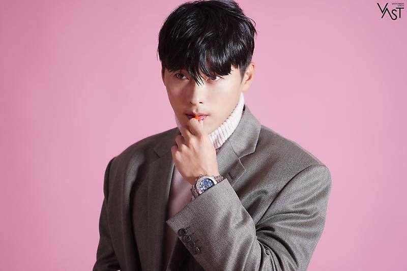 9 Potret Terbaru Hyun Bin yang Siap Lemahkan Hatimu