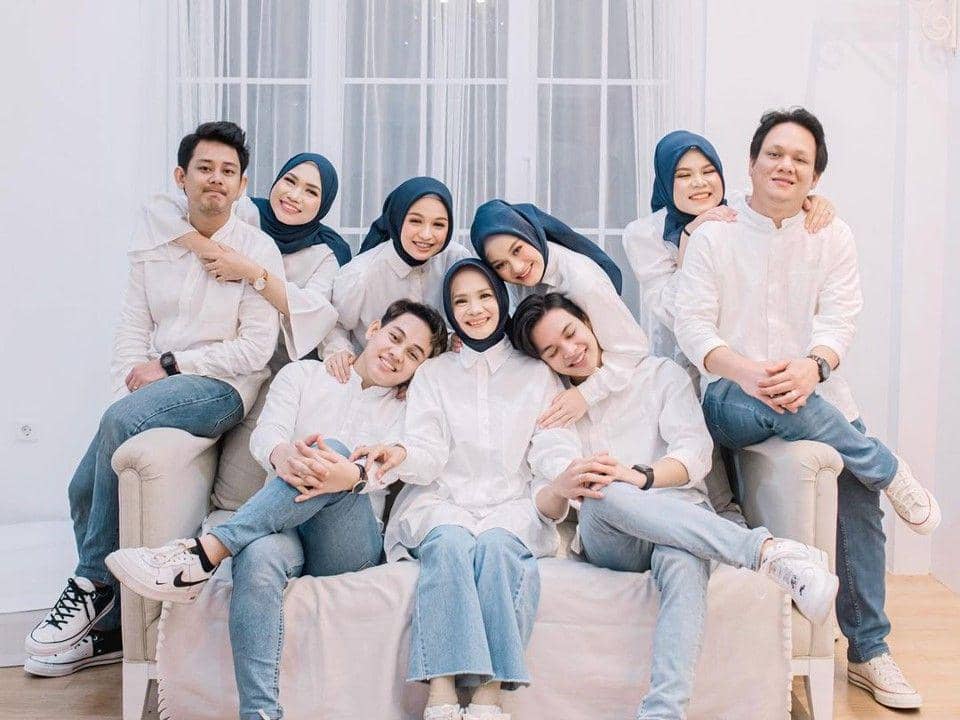 Penuh Kehangatan, 10 Potret Kompak Dinda Hauw dan Keluarga Besar