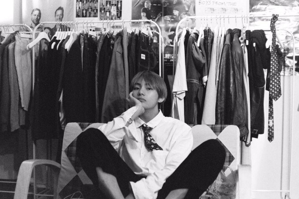 Bak Profesional, 10 Hasil Jepretan Hitam Putih ala V BTS yang Memukau