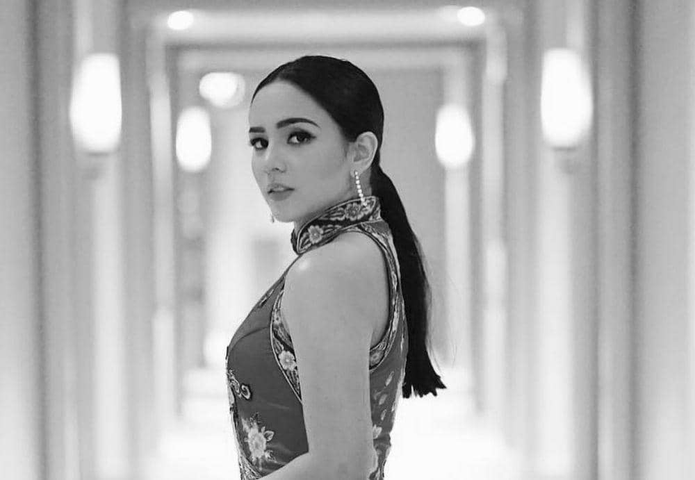 Selalu Elegan, 9 Potret Hitam Putih Angel Pieters yang Estetik Abis