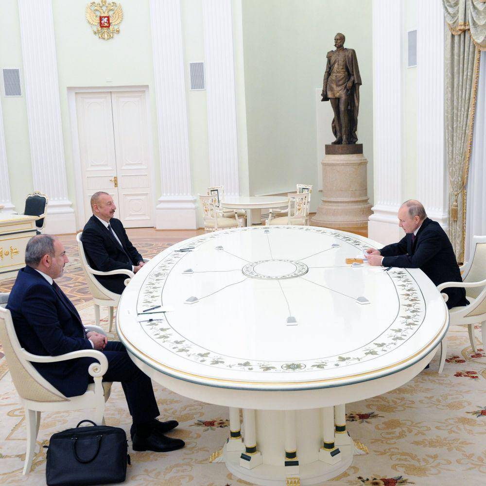Pertemuan pertama Presiden Azerbaijan Ilham Aliyev dan Perdana Menteri Armenia Nikol Pashinyan berlangsung di Moskow, pada Senin, 11 Januari dan Presiden Rusia Vladimir Putin juga hadir. Sumber: twitter.com/Президент России