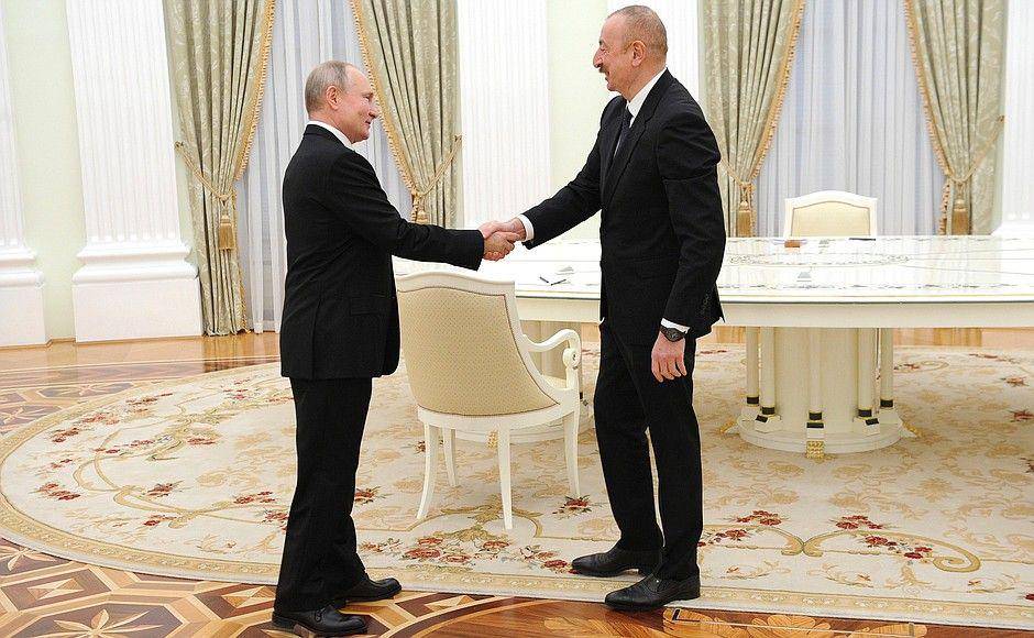 Presiden Rusia Vladimir Putin menyambut kedatangan Presiden Azerbaijan Ilham Aliyev dalam pertemuan di Moskow pada Senin, 11 Januari, yang juga dihadiri Perdana Menteri Armenia Nikol Pashinyan. Sumber:twitter.com/ Президент России