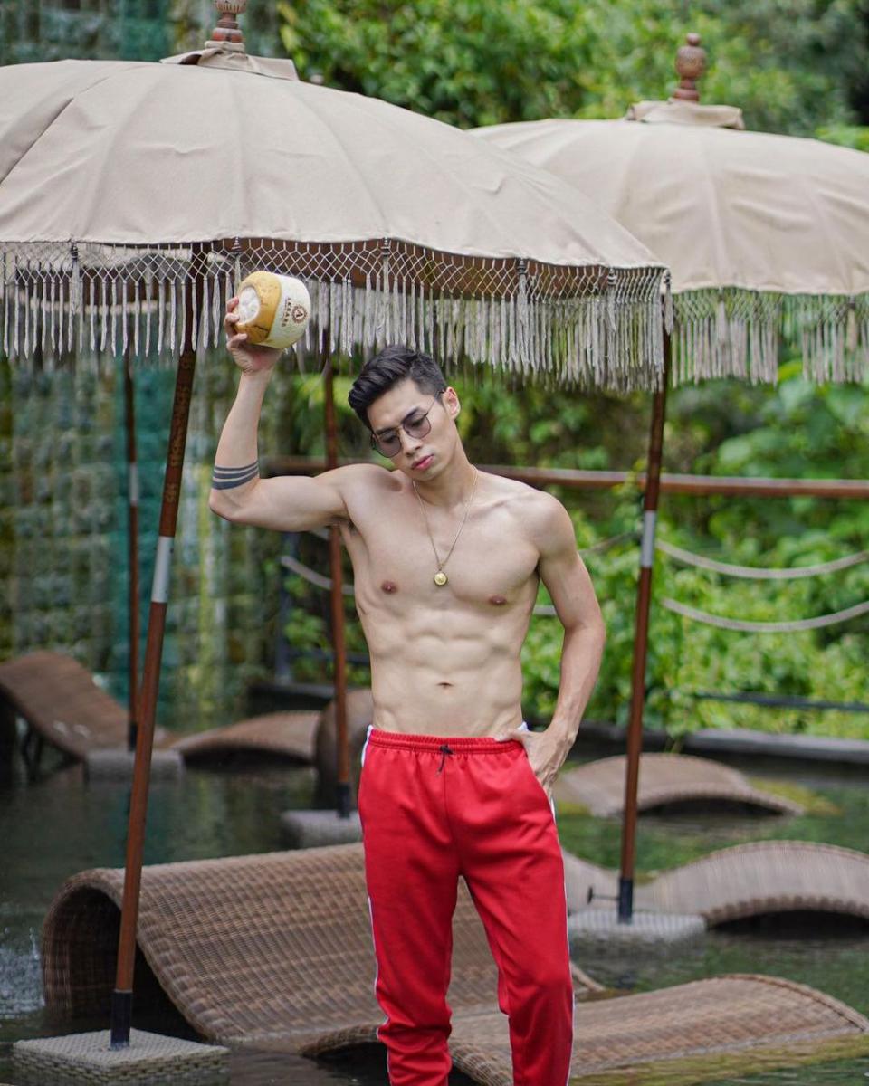 Rajin Olahraga, 9 Potret Vincentius Jordan Kala Pamer Perut Sixpack