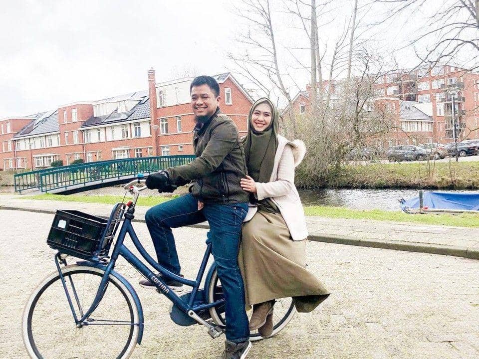 7 Tahun Menikah, 10 Potret Romantis Oki Setiana Dewi & Suami Bikin Iri