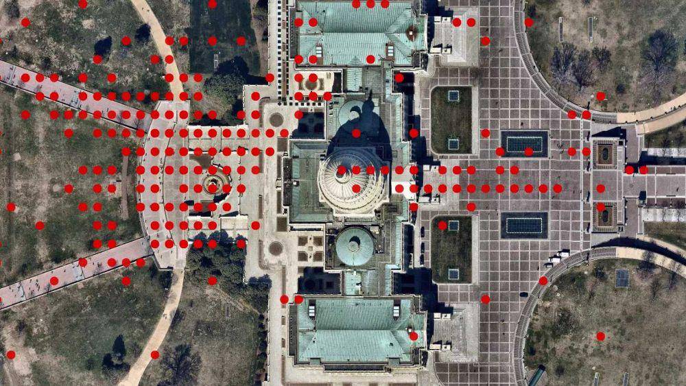Pengguna aplikasi Parler dapat dilacak sejauh mana posisi mereka di dalam dan di luar Capitol Hill. Ilustrasi (twitter.com/The Verge)