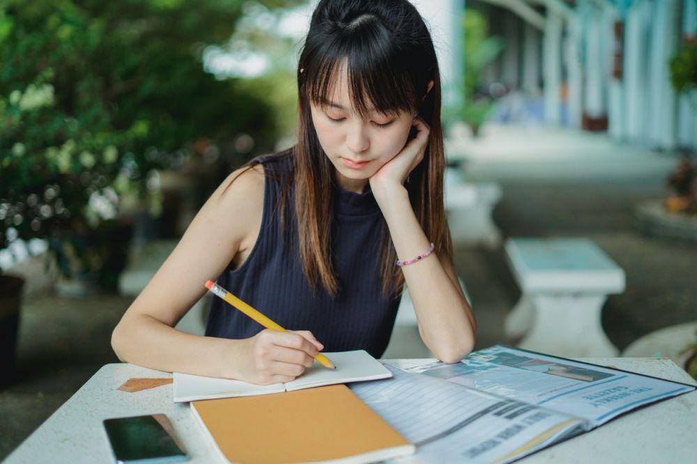Ilustrasi mengerjakan tugas. (Pexels.com/Zen Chung)