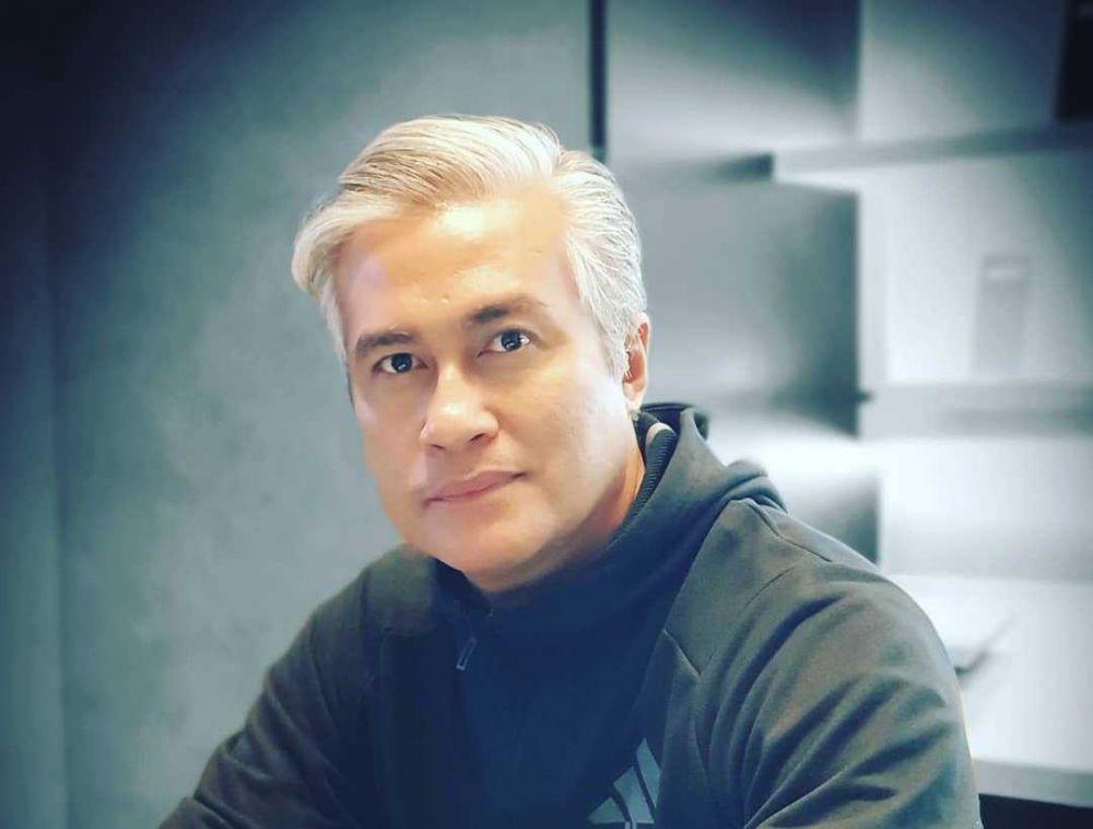 Makin Tua, Kian Menawan! 10 Potret Adjie Pangestu dengan Rambut Uban
