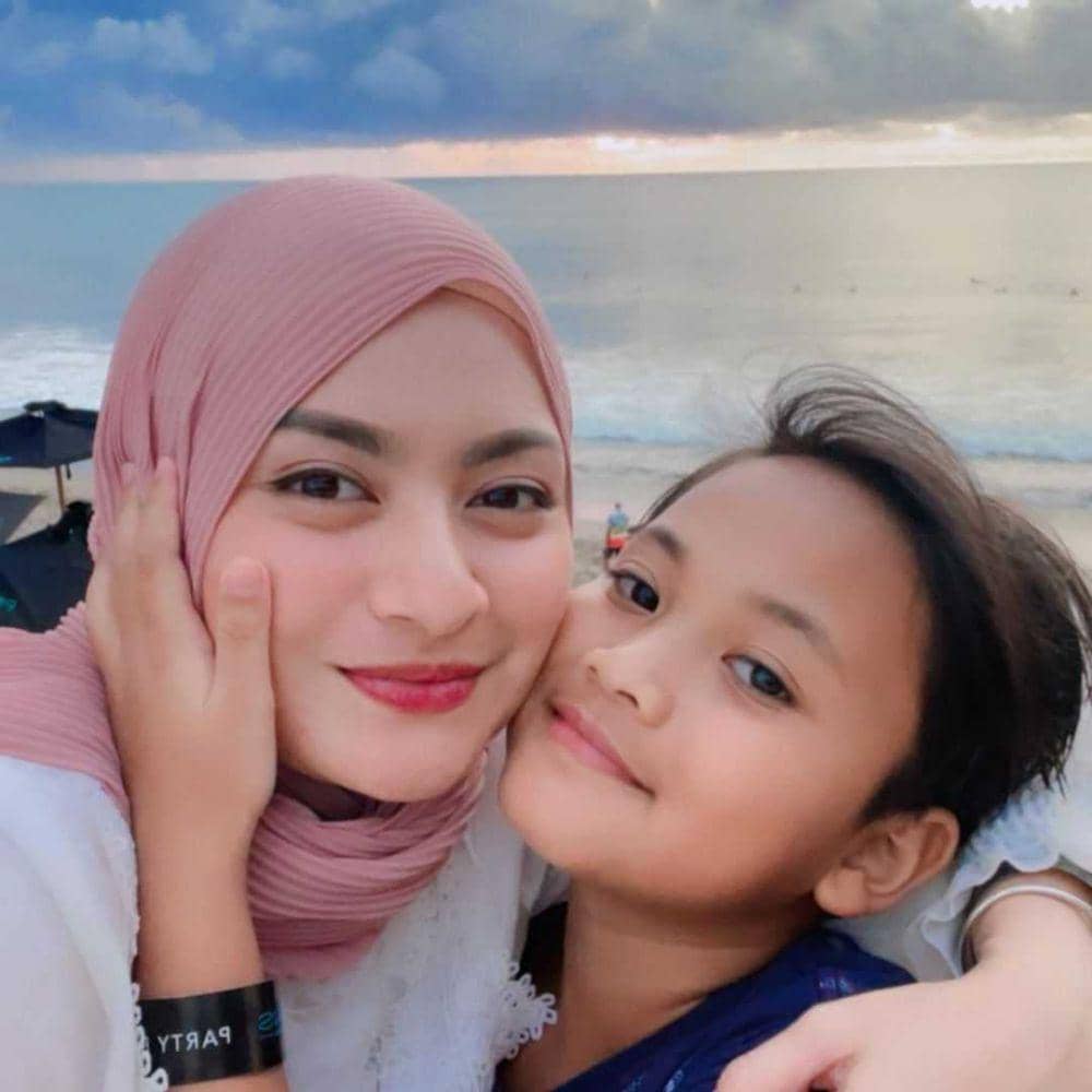 10 Potret Kedekatan Nathalie Holscher dengan Anak Bungsu Sule