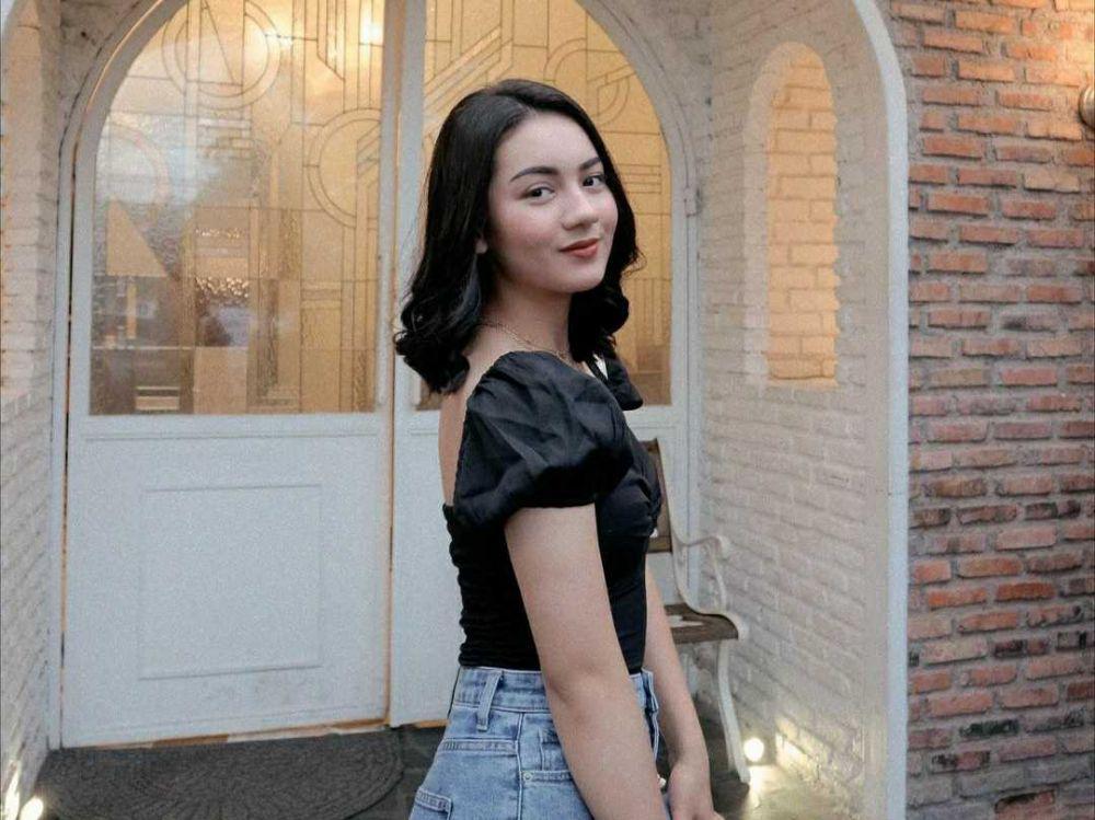 9 Potret Menawan Ersya Aurelia Saat Kenakan Sneakers, Makin Atraktif!