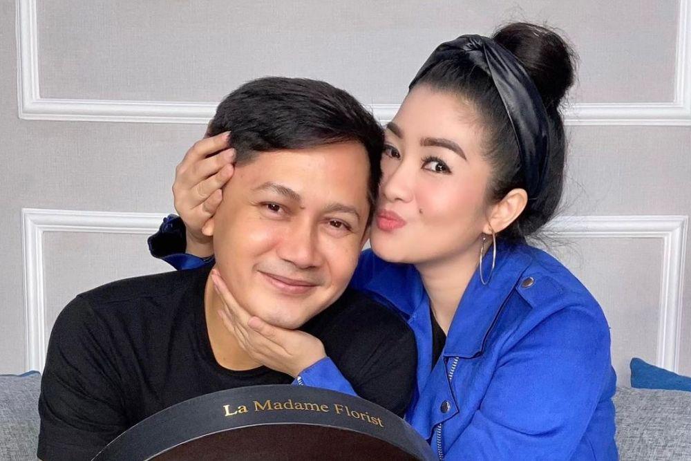 10 Potret Mesra Fitri Carlina dengan Suami yang Seorang Pilot