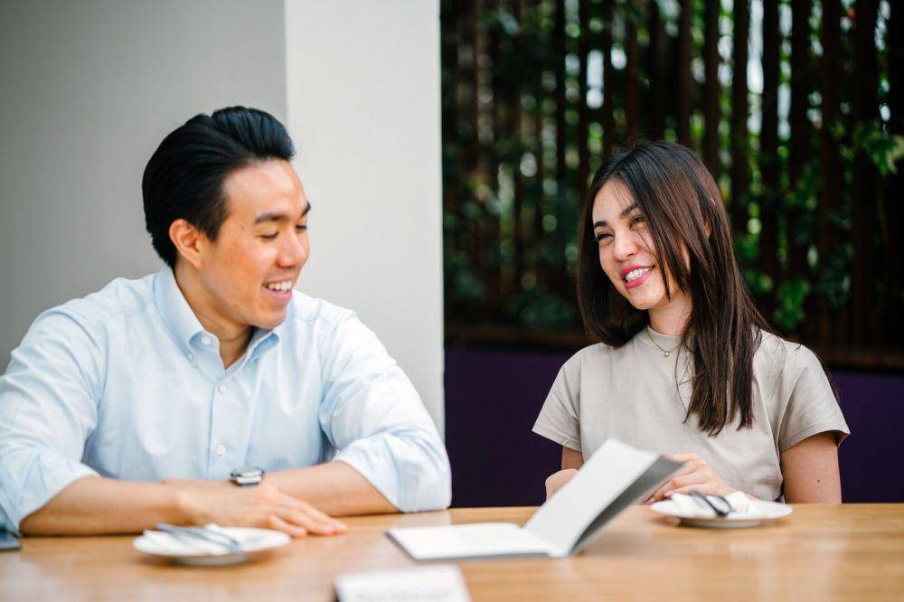 Ilustrasi dua orang yang sedang belajar bekerja (pexels.com/mentatdgt)