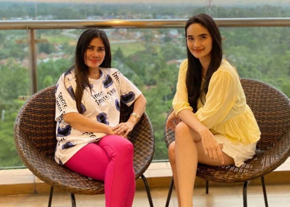 Jarang Disorot, 10 Potret Kebersamaan Faby Marcelia dan Sang Mama