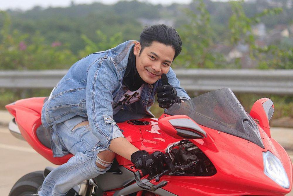 'Adik' Arya Saloka, 9 Potret Gagah Fiki Alman Mengendarai Motor Gede