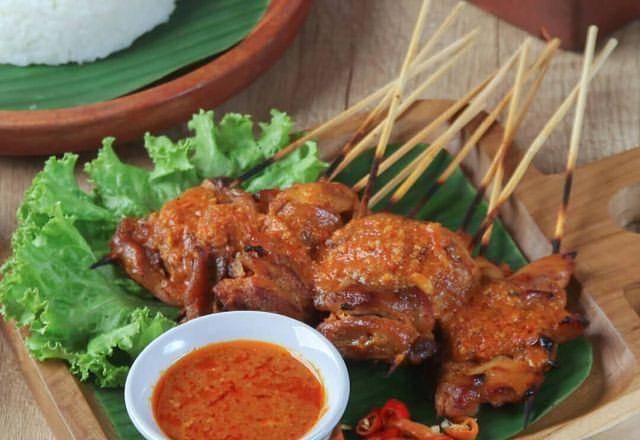 sate ayam bumbu rujak (instagram.com/satebangjigo)