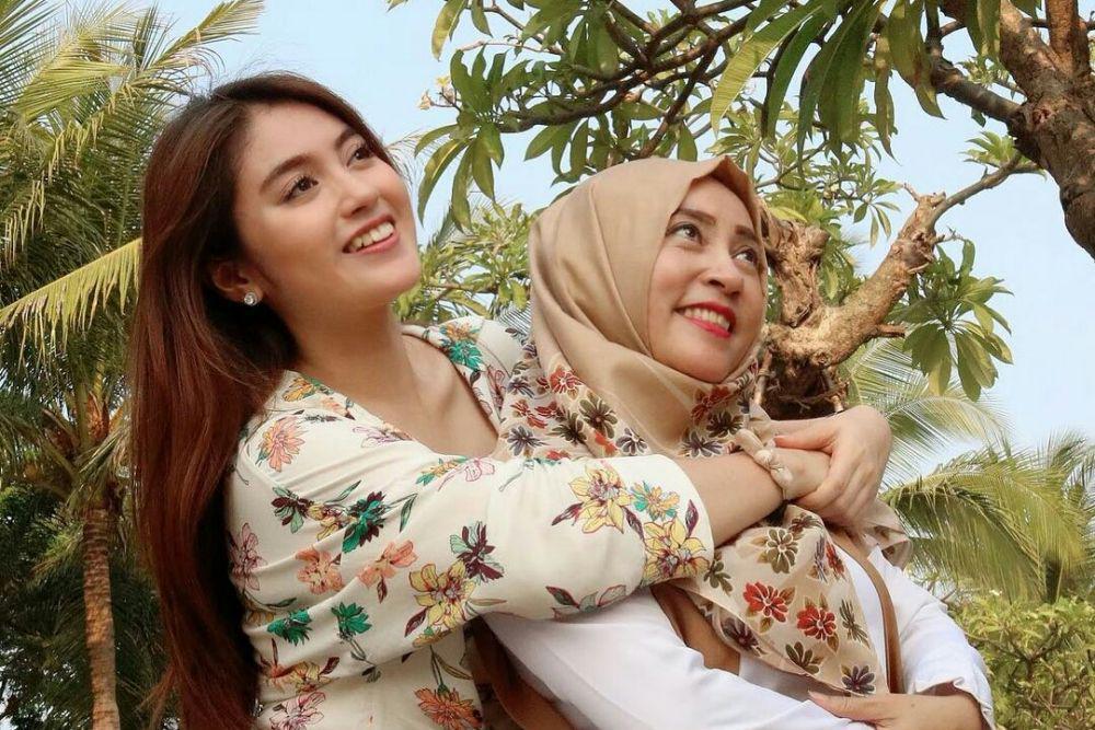 Bak Kakak Adik, 10 Potret Nabilah Ayu dan Mama yang Terlihat Mirip