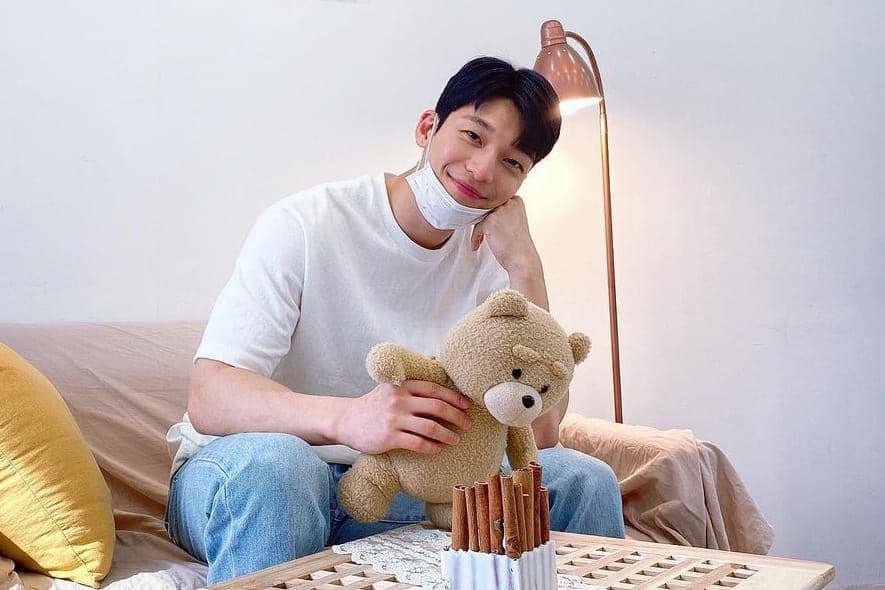 10 Potret Boyfriend Material Wi Ha Joon, Siap Comeback di Film Terbaru